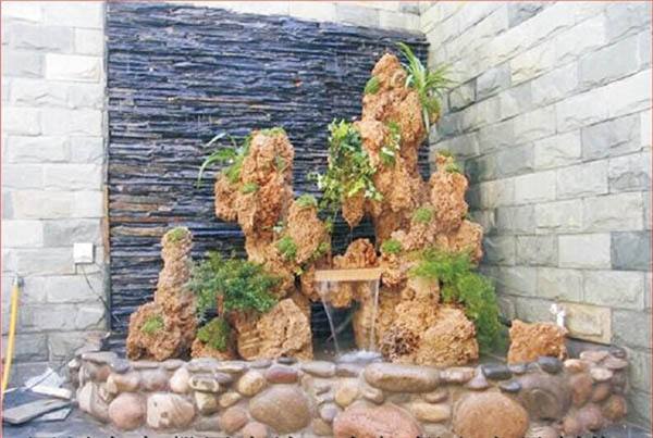  Courtyard rockery display